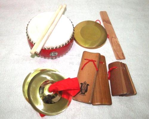 乌鸦和灰喜鹊的区别，灰色乌鸦