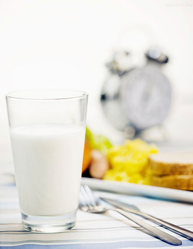 晚上几点喝牛奶好？（睡前多久喝牛奶最好）