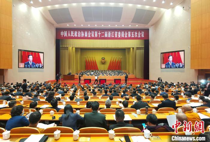 有个电影主角是个黑人他死后灵魂进入到了一个全球富豪排名十五位的白人身体里然后追求自己的真爱然后被枪杀死后又附在了一个叫乔盖的人的身体里，纽约曼哈顿枪击案