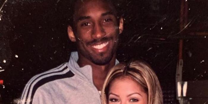 科比比瓦妮莎大几岁？（科比妻子瓦妮莎）